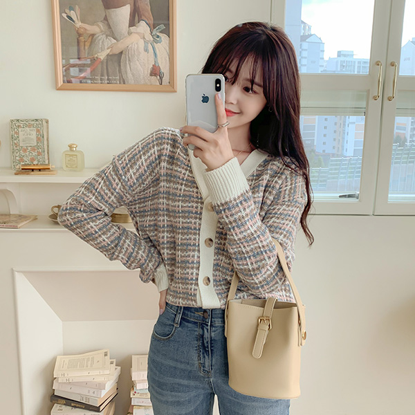 여리여리한 루즈핏의 보카시 트위드짜임 버튼 V넥 니트가디건 cardigan 벚꽃룩