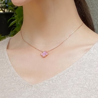 ac4698 여성스럽고 로맨틱한 핑크빛 펄이 담긴 네잎클로버 펜던트의 큐빅 네크리스 necklace