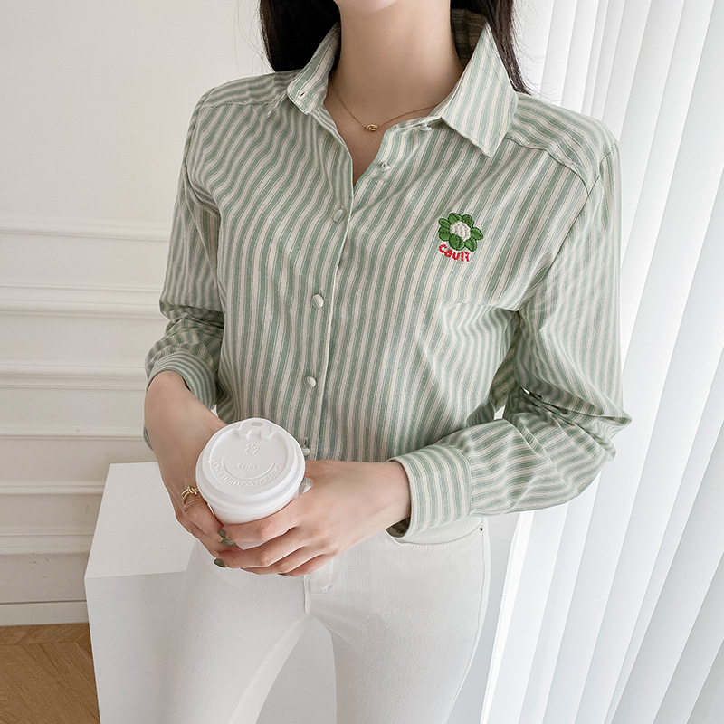 달콤한 컬러감으로 완성된 스트라이프 패턴 코튼 셔츠 blouse