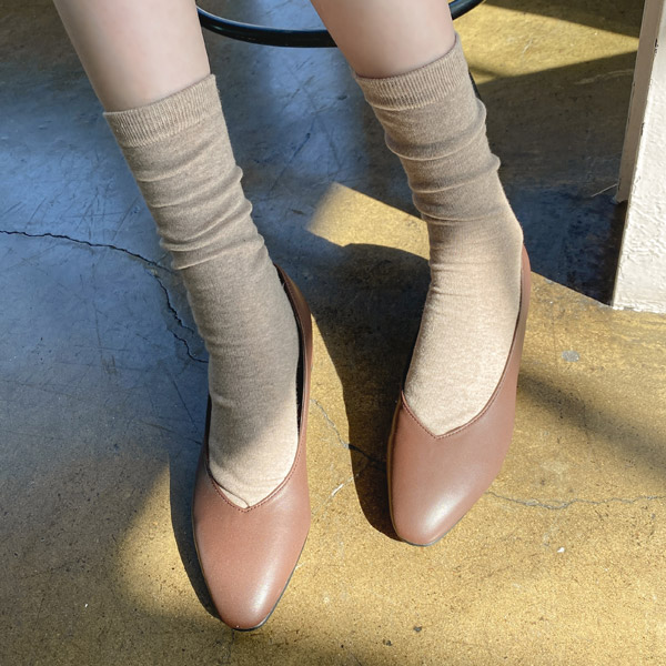 아늑하고 포근한 감성을 담은 6가지 컬러 구성 무지 베이직 중목 양말 socks
