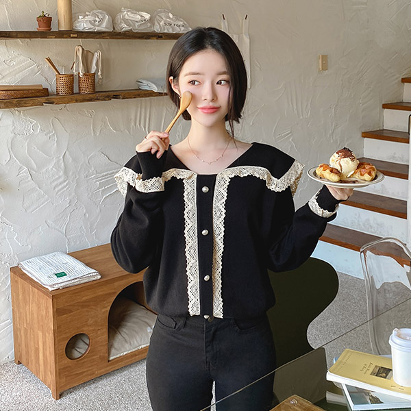 로맨틱한 무드의 레이스 트리밍의 진주장식 와이드카라 니트 knit