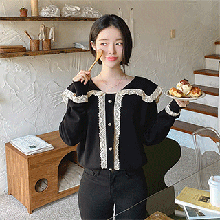 로맨틱한 무드의 레이스 트리밍의 진주장식 와이드카라 니트 knit