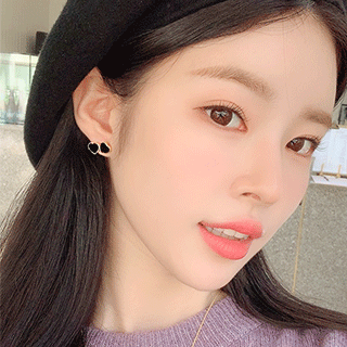 사랑스러운 무드를 가득 담은 포인트 하트 펜던트 미니 이어링 earring