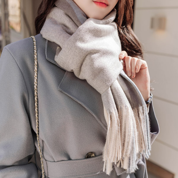 ac4751 클래식한 매력의 체크 패턴이 돋보이는 수술 롱 머플러 muffler