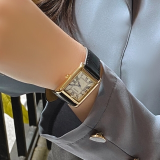 [주문폭주🔥] 클래식한 골드 스퀘어 프레임의 와니 소가죽 손목 시계  ac4774