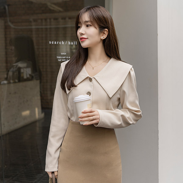 bs5516 소프트한 코듀로이소재로 제작된 세일러카라와 엔틱골드버튼의 겨울블라우스 blouse