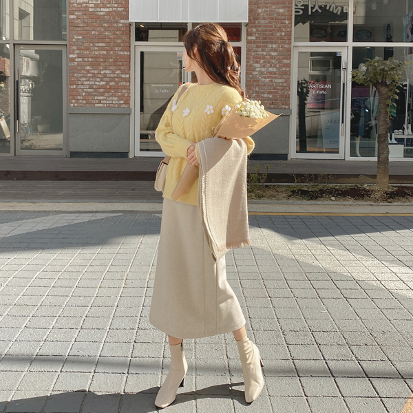 sk4400 부드럽고 도톰한 모직패브릭의 절개디테일 뒷밴딩 H라인 롱스커트 skirt