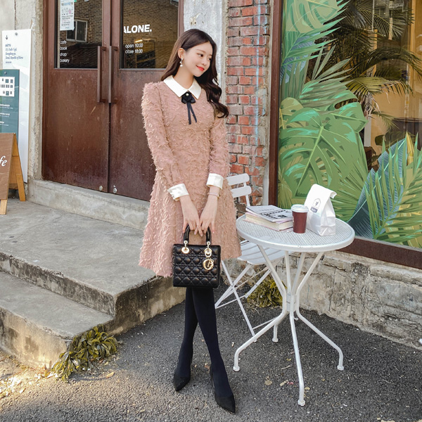 op10194 페미닌한 깃털 수술패브릭의 배색카라넥 브로치구성 A라인 미디원피스 dress