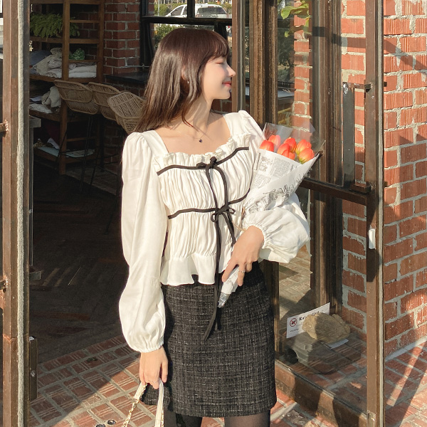 bs5541 사랑스러운 배색리본 디테일의 스퀘어넥 페플럼 셔링 크롭블라우스 blouse