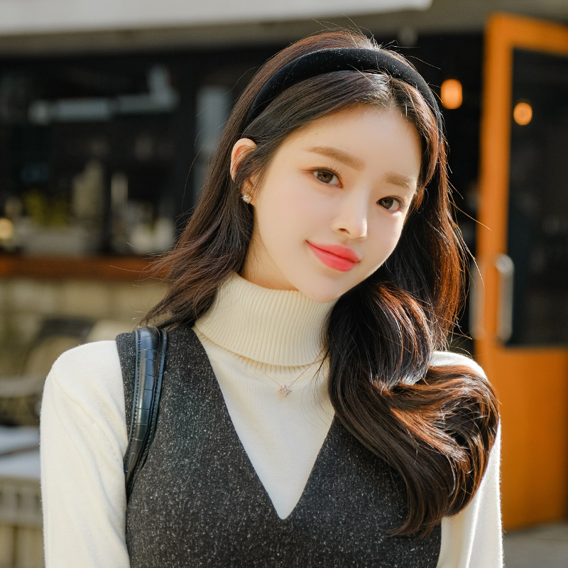 [울50%] 도톰한 패브릭으로 뛰어난 보온성을 선사할 미디 기장의 울50 세미일자 레이어드 원피스 dress