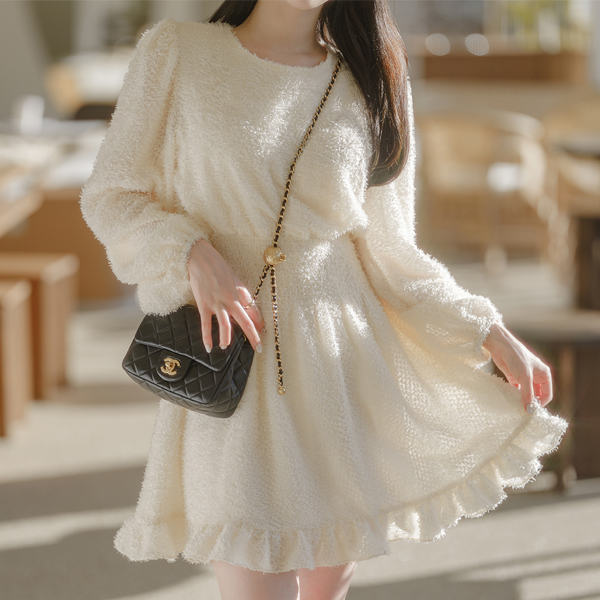 op10389 스페셜한 무드를 선사할 날개사 패브릭 스모크밴딩 라운드넥 플레어 원피스 dress