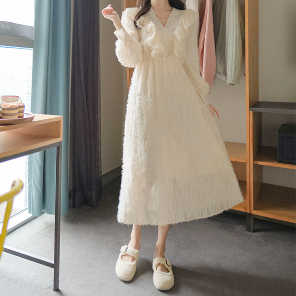 op10475 하늘하늘한 날개사 패브릭과 프릴장식의 레이스트리밍 V넥 플레어 롱 원피스 dress