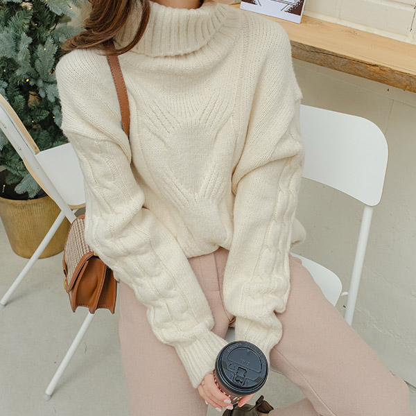 nt2528 폭신폭신 소트프한 소재감의 꽈배기패턴 루즈핏 터틀넥 니트 knit
