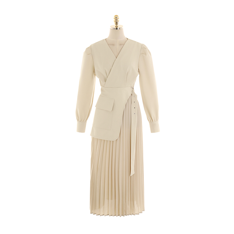 모던한 무드가 돋보이는 언발란스 디자인의 벨트 포인트 플리츠 롱 원피스 dress