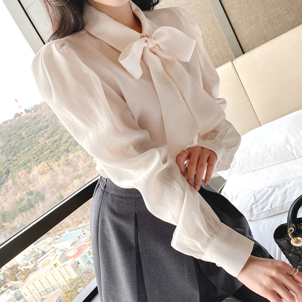 bs5627 탈부착이 가능한 리본타이 세트 구성의 진주버튼 포인트 퍼프숄더 블라우스 blouse