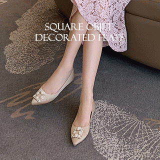 블링블링한 스퀘어 오브제 장식의 공단 플랫 슈즈