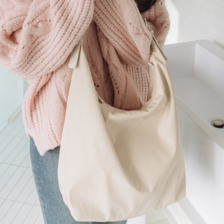 데일리하게 활용하기 좋은 가벼운 폴리 소재의 버클 숄더 캔버스백 bag 벚꽃룩