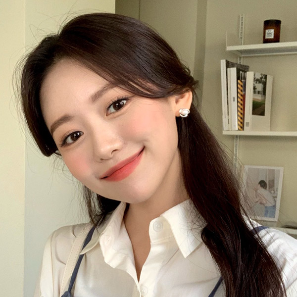 ac4860 활짝 핀 꽃을 연상시키는 입체적인 매트 삼각 플라워 쉐입 진주볼 포인트 이어링 earring