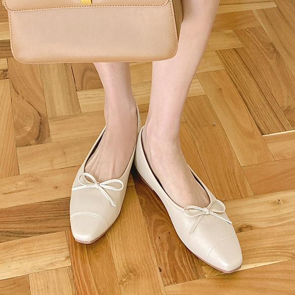sh2200 발레리나를 연상시키는 단아한 무드의 슬림 앞코 리본 포인트 플랫슈즈 shoes