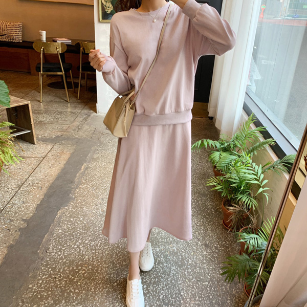op10767 데일리한 루즈핏 맨투맨과 허리밴딩 플레어 롱스커트 구성의 투피스 세트 two piece set