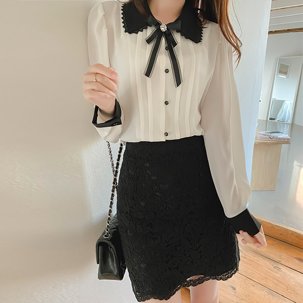 bs5831 탈부착 가능한 브로치 세트구성의 2WAY 배색 레이스카라 블라우스 blouse