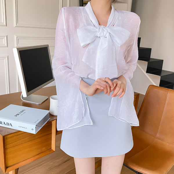 bs5852 반짝이는 메탈사가 믹스된 시스루 패브릭의 리본타이 나팔소매 샤인 블라우스 blouse