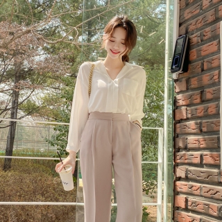페미닌한 시스루 쉬폰 패브릭의 포켓 장식 루즈핏 카라 블라우스 blouse