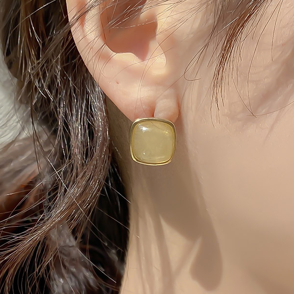 엔틱한 느낌의 입체적인 골드 프레임 볼드 티타늄침 이어링 earring