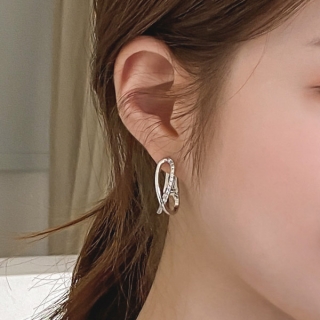 더블라인 꼬임 디자인의 큐빅 포인트 이어링 earring