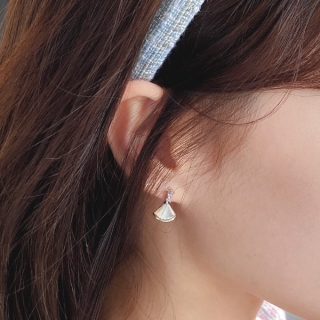 페미닌한 포인트 아이템으로 활용하기 좋은 삼각 자개 드롭 이어링 earring