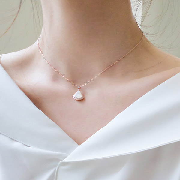 ac4987 페미닌한 무드의 큐빅 장식 삼각 자개 네크리스 necklace