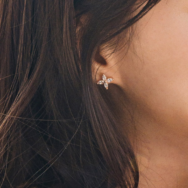 ac4990 블링블링한 큐빅 장식의 플라워 쉐입 이어링 earring