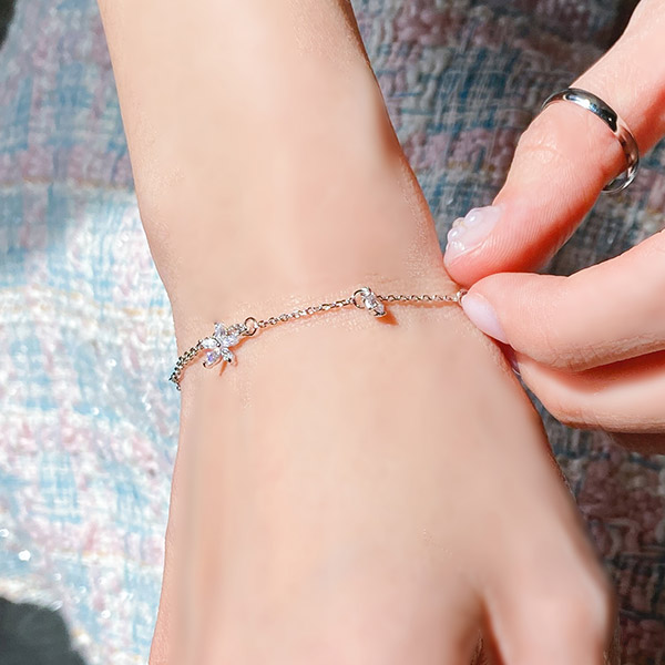 여리여리 페미닌한 무드의 꽃 큐빅 펜던트 포인트 팔찌 bracelet