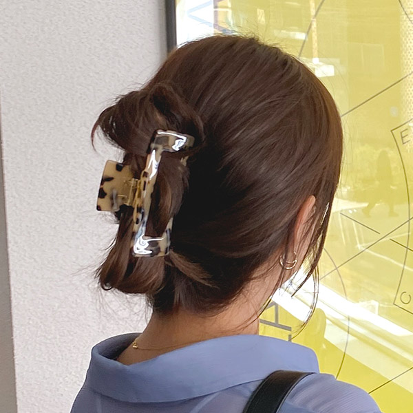 ac5007 매력적인 뒷태를 선사하는 스퀘어 쉐입의 레트로 무드 집게핀 hairpin