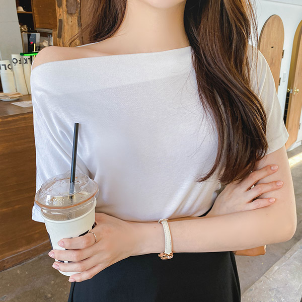 ts2482 오프숄더로도 가능한 보트넥 디자인과 부드러운 촉감의 가오리핏 반팔 티 tee