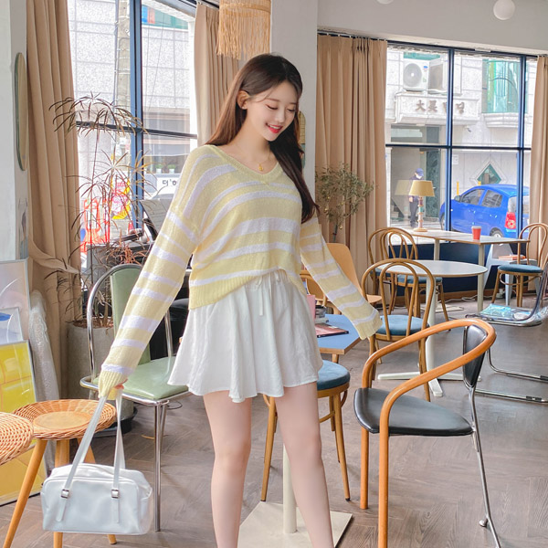 nt2706 캐주얼한 스트라이프 패턴의 부클 패브릭 세미크롭 루즈핏 V넥 니트 knit