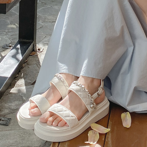 sh2317 브랜드 감성을 담은 여성스러운 체인포인트 퀼팅스트랩 플랫폼 샌들 shoes