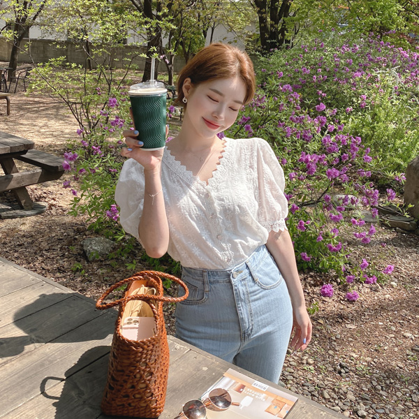 bs5974 러블리한 무드의 아이보리 미니 버튼 포인트 레이스 플라워 펀칭 코튼 반팔 브이넥 블라우스 blouse