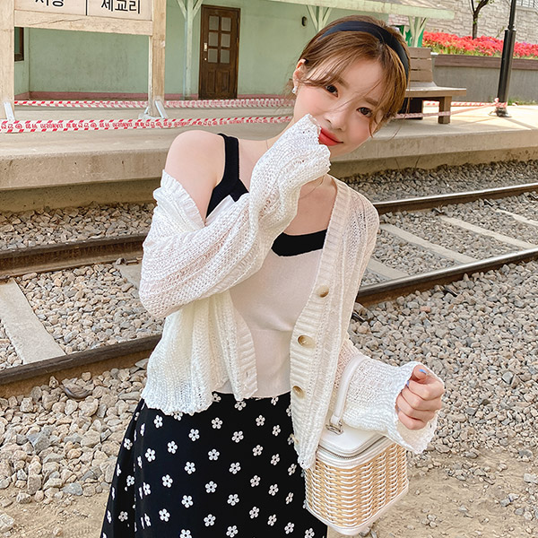 cd1838 스카시 짜임으로 완성되어 여름에 착용하기 좋은 크롭 기장 우드 버튼 포인트 브이넥 니트 가디건 cardigan