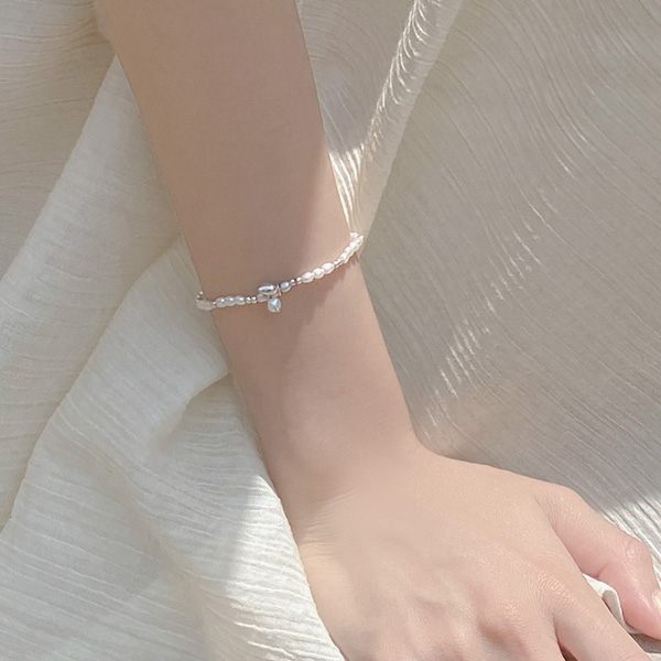 ac5065 은은하게 빛나는 진주볼 디자인의 하트 포인트 밴딩 브레이슬릿 bracelet