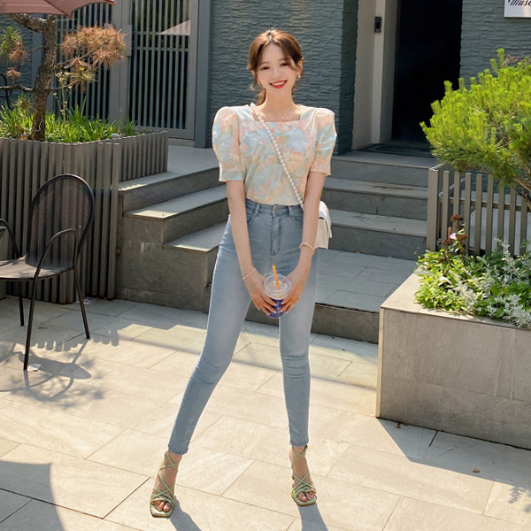 bs6070 섬세한 플라워 나염으로 완성된 퍼프소매 스퀘어넥 코튼 블라우스 blouse