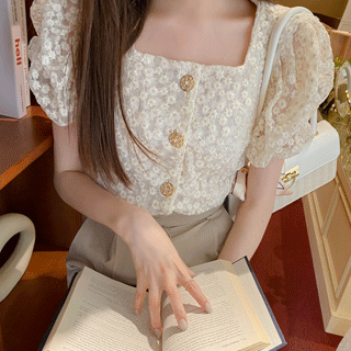 페미닌한 무드의 플라워 패턴 금장장식의 스퀘어넥 퍼프소매 크롭 블라우스 blouse