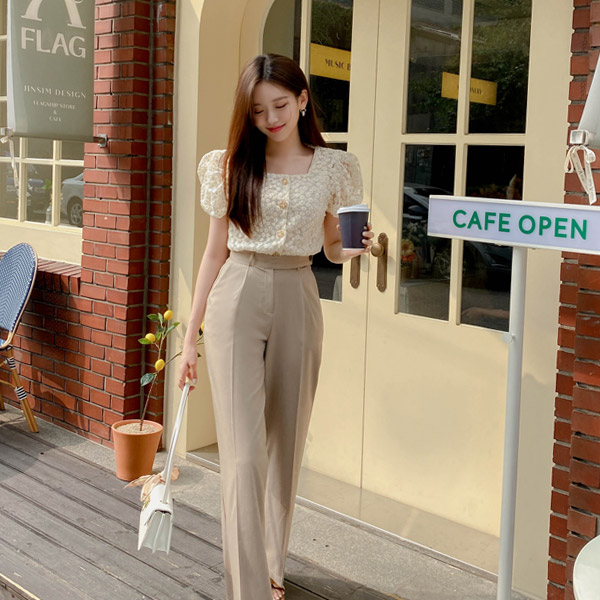 bs6234 페미닌한 무드의 플라워 패턴 금장장식의 스퀘어넥 퍼프소매 크롭 블라우스 blouse