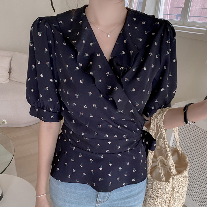 사랑스러운 플라워 패턴의 랩디자인 러플카라 반팔 여름 블라우스 blouse