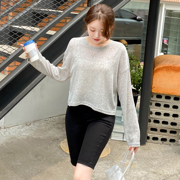 린넨 혼방 소재의 크롭 기장 라운드넥 긴팔 니트 티셔츠 tee 린넨