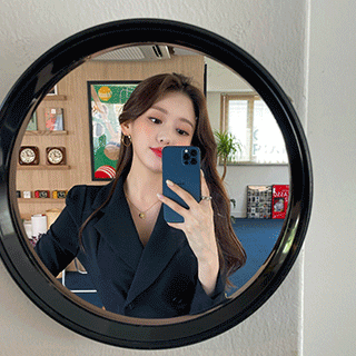 더블버튼 플리츠 디자인의 세미A라인 미니원피스