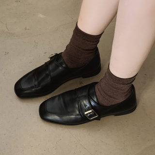 클래식한 골드 버클 장식의 슬림 스퀘어토 로우굽 로퍼 shoes