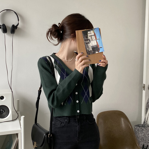 cd1999 빈티지한 아가일 패턴이 매력적인 브이넥 세미 크롭 가디건 cardigan