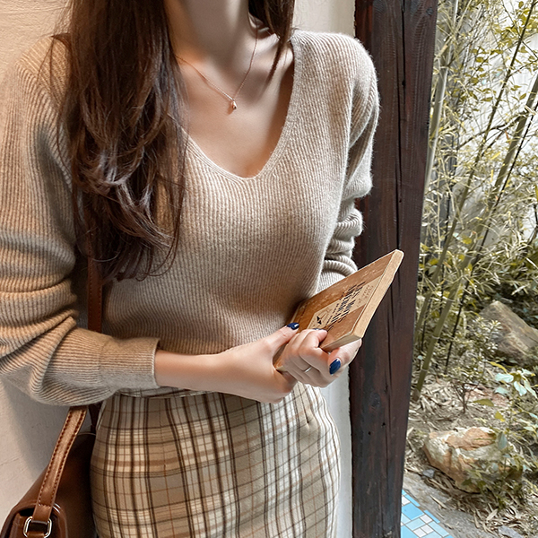 보드라운 촉감의 밍크 세이블 혼방 여리핏 브이넥 울 니트 knit