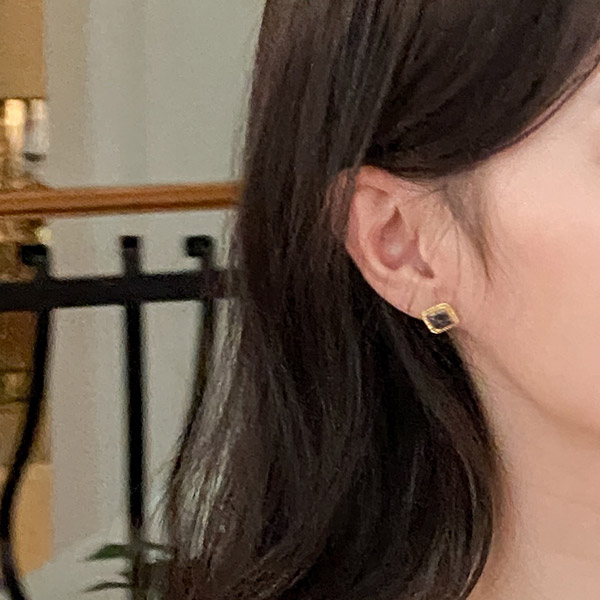 ac5224 앤틱한 무드의 컬러 원석 미니 스퀘어 이어링 earring
